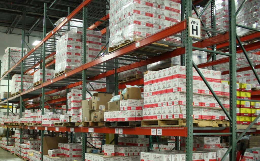 scaffale di magazzino con pacchi di ordini